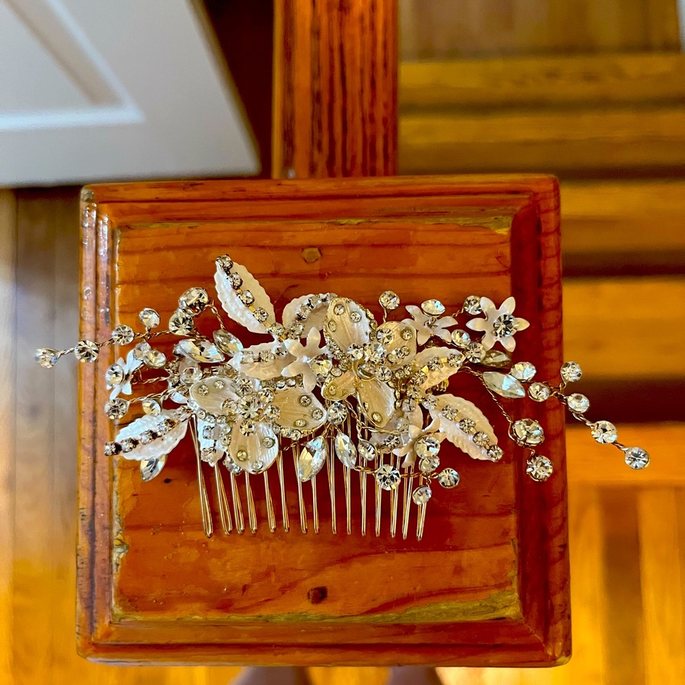 NEVER WORN Beautiful wedding hair comb